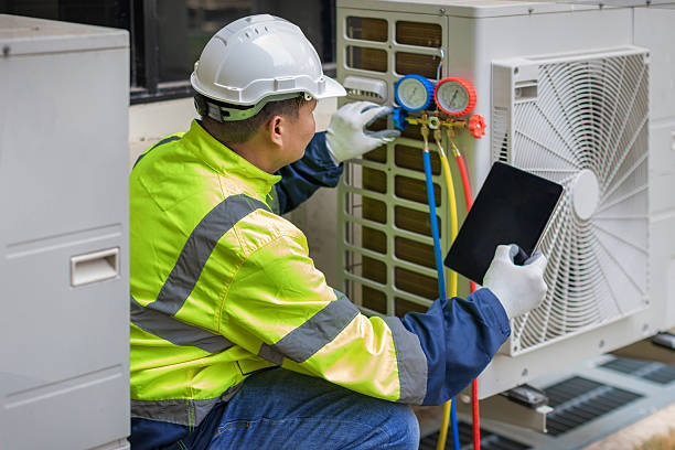 Professional Hvac technician working in Van Alstyne, TX